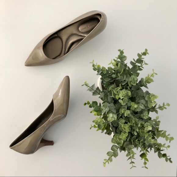 Bandolino Shoes - Pair of Tan Heels by Bandolino (size 6): 2 Inch